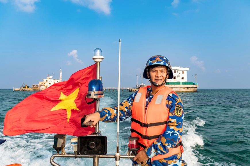 View - 	National flag raising in Truong Sa archipelago